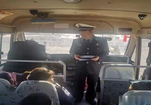 交警大隊(duì)全力做好秋冬季農(nóng)村校車安全管理工作