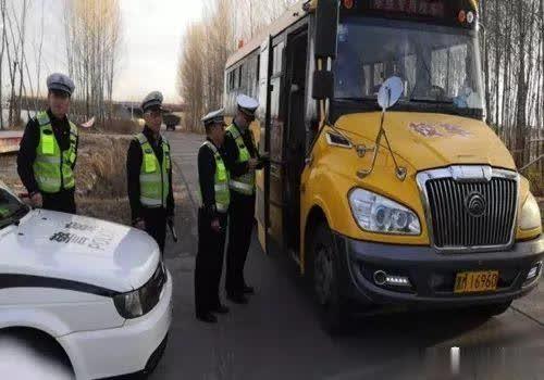 交警大隊(duì)全力做好秋冬季農(nóng)村校車安全管理工作