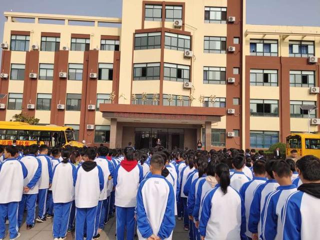 西海岸新區(qū)一校車(chē)“起火”，全車(chē)學(xué)生40秒內(nèi)安全撤出