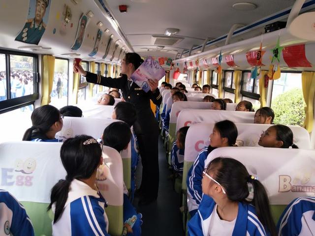 西海岸新區(qū)一校車(chē)“起火”，全車(chē)學(xué)生40秒內(nèi)安全撤出