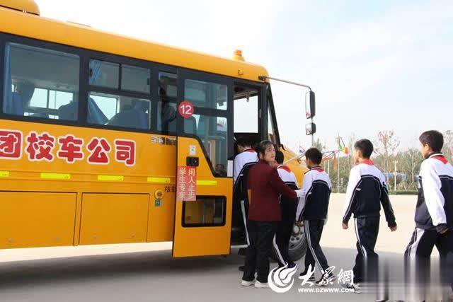 菏澤外國(guó)語(yǔ)學(xué)校舉辦校車(chē)安全知識(shí)講座暨校車(chē)應(yīng)急逃生演練活動(dòng)