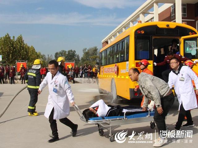 菏澤外國(guó)語(yǔ)學(xué)校舉辦校車(chē)安全知識(shí)講座暨校車(chē)應(yīng)急逃生演練活動(dòng)