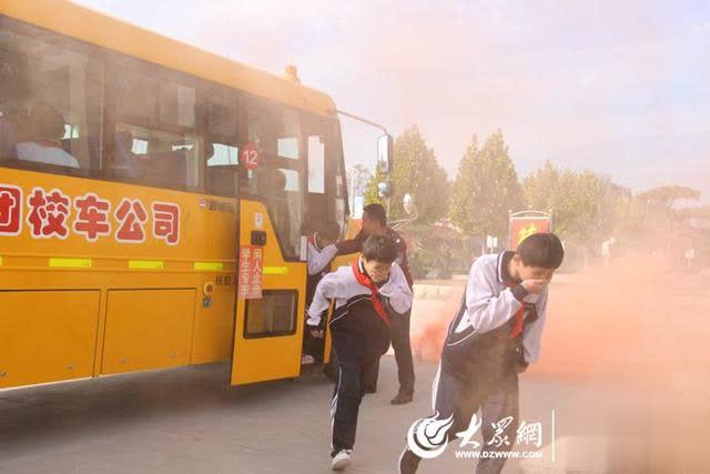 菏澤外國(guó)語(yǔ)學(xué)校舉辦校車(chē)安全知識(shí)講座暨校車(chē)應(yīng)急逃生演練活動(dòng)