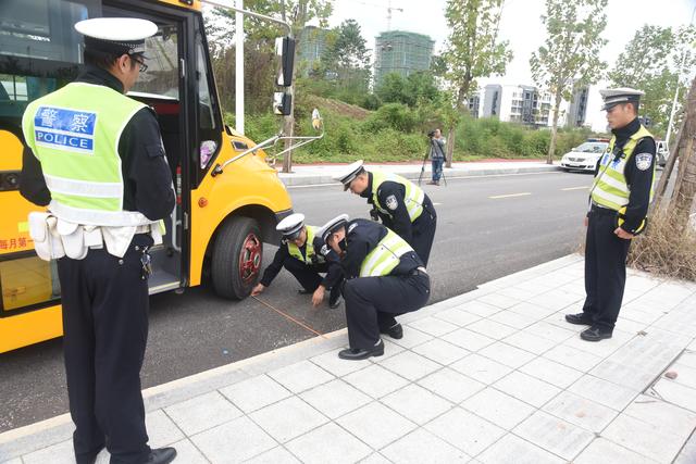 交巡警支隊聯合多部門開展校車突發交通事故應急救援演練/ 交巡警支隊聯合多部門開展校車突發交通事故應急救援演練