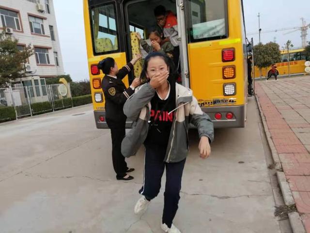 黃島校車“起火”，乘車孩子1分鐘全部撤離