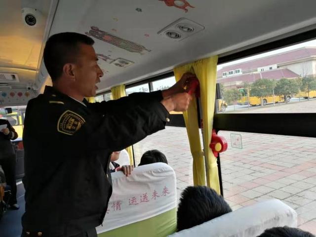 黃島校車“起火”，乘車孩子1分鐘全部撤離