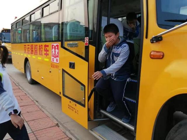 黃島校車“起火”，乘車孩子1分鐘全部撤離