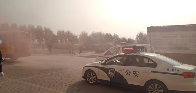 公路大隊進校園 開展交通事故演練