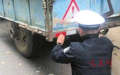 貼反光條、校車大檢查 公安交管貼心保安全