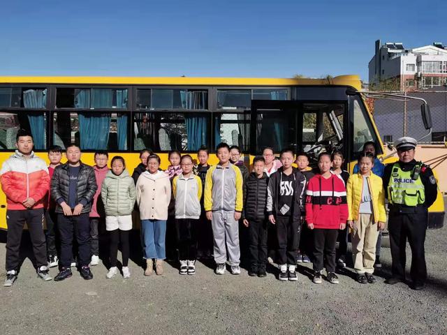 二道交警積極開展冬季校車整治行動/ 二道交警積極開展冬季校車整治行動
