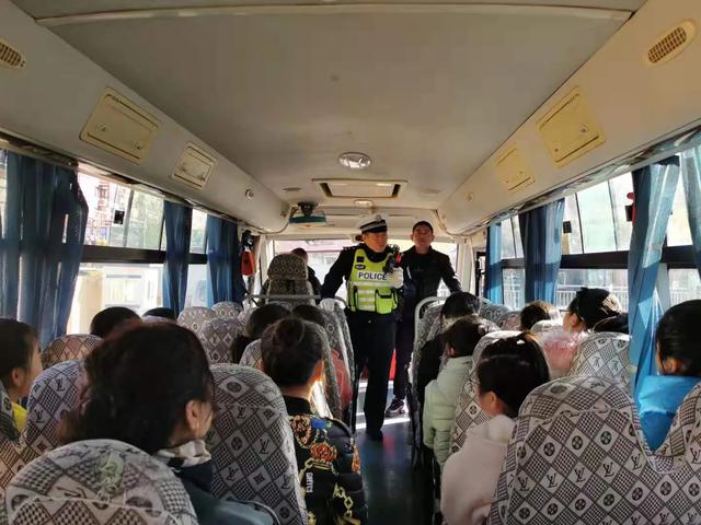 二道交警積極開展冬季校車整治行動/ 二道交警積極開展冬季校車整治行動