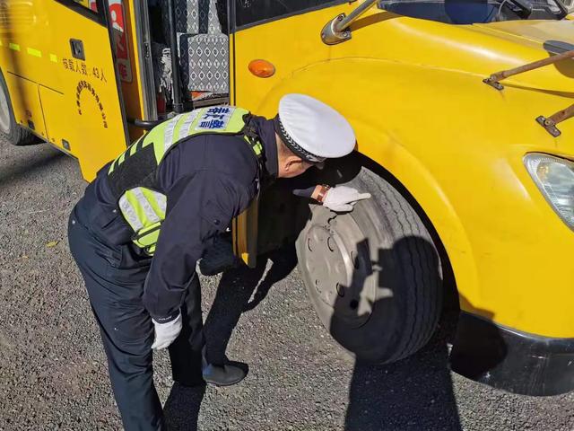 二道交警積極開展冬季校車整治行動/ 二道交警積極開展冬季校車整治行動