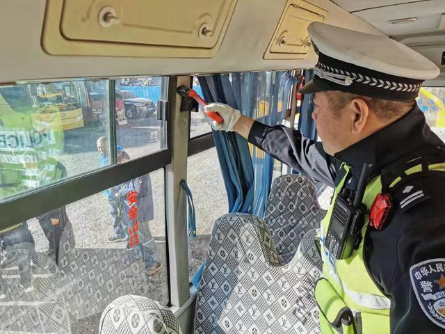 二道交警積極開展冬季校車整治行動/ 二道交警積極開展冬季校車整治行動