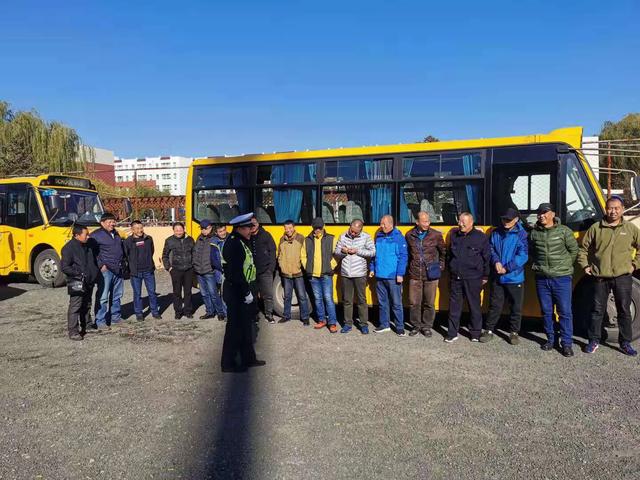 二道交警積極開展冬季校車整治行動/ 二道交警積極開展冬季校車整治行動