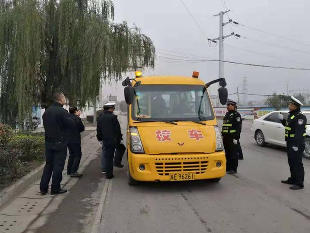 華陰市教科局開展校車安全突擊專項(xiàng)檢查