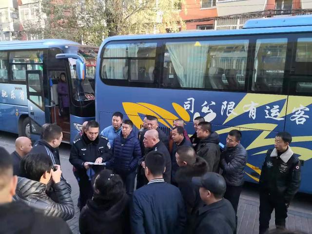 【朝陽交警持續推進“七進”活動 開展冬季交通安全進校園主題宣傳】 【朝陽交警持續推進“七進”活動 開展冬季交通安全進校園主題宣傳】