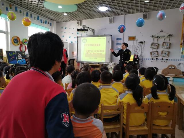 “大鼻子”校車開進幼兒園!給孩子們上堂安全課 “大鼻子”校車開進幼兒園!給孩子們上堂安全課