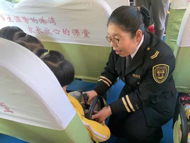 “大鼻子”校車開進幼兒園!給孩子們上堂安全課 “大鼻子”校車開進幼兒園!給孩子們上堂安全課