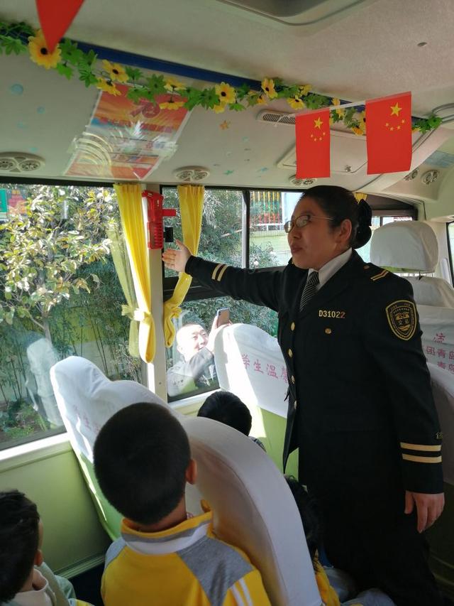 “大鼻子”校車開進幼兒園!給孩子們上堂安全課 “大鼻子”校車開進幼兒園!給孩子們上堂安全課