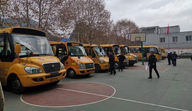 六盤水交警開展“今冬明春”校車安全整治行動(dòng)