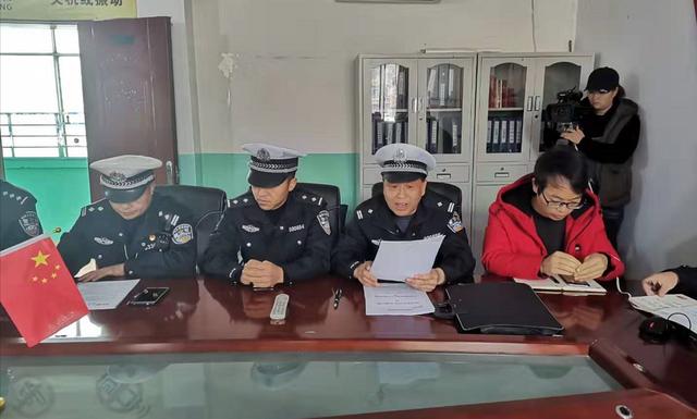 六盤水交警開展“今冬明春”校車安全整治行動(dòng)