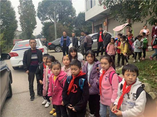 四川名山交警查獲四起“黑校車(chē)”超員接送學(xué)生違法行為