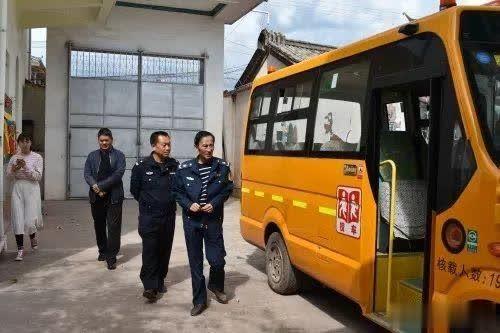 巍山交警聯(lián)合多部門深入轄區(qū)重點(diǎn)企業(yè)和學(xué)校開展冬季交通安全檢查