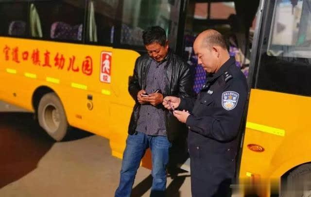 盧氏縣公安局交警大隊車管所開展客車和校車安全檢查