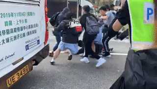 “他們想讓香港癱瘓!”暴徒對市民淋潑易燃液體、朝校車前扔汽油彈…… “他們想讓香港癱瘓!”暴徒對市民淋潑易燃液體、朝校車前扔汽油彈……