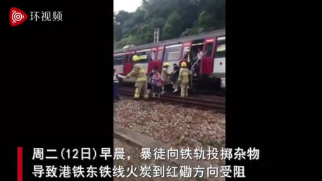 “他們想讓香港癱瘓!”暴徒對市民淋潑易燃液體、朝校車前扔汽油彈…… “他們想讓香港癱瘓!”暴徒對市民淋潑易燃液體、朝校車前扔汽油彈……