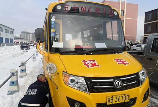 互助交警為校車審驗開辟“綠色通道”