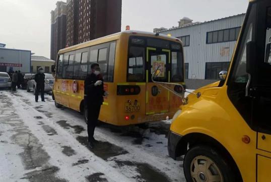 互助交警為校車審驗開辟“綠色通道”