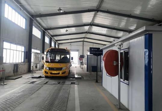 互助交警為校車審驗開辟“綠色通道”