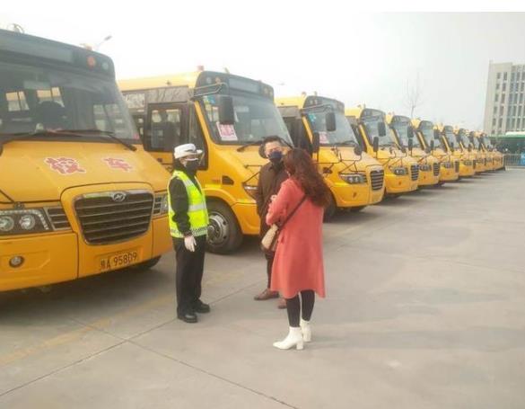 西安交警利用雙休日對轄區(qū)校車集中進(jìn)行上線檢測/ 西安交警利用雙休日對轄區(qū)校車集中進(jìn)行上線檢測
