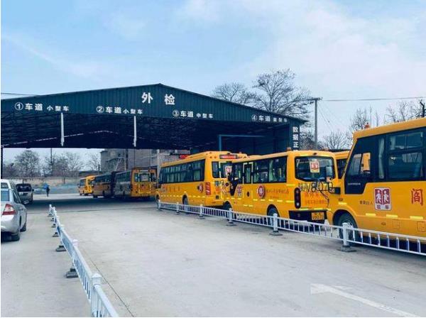 西安交警利用雙休日對轄區(qū)校車集中進(jìn)行上線檢測/ 西安交警利用雙休日對轄區(qū)校車集中進(jìn)行上線檢測