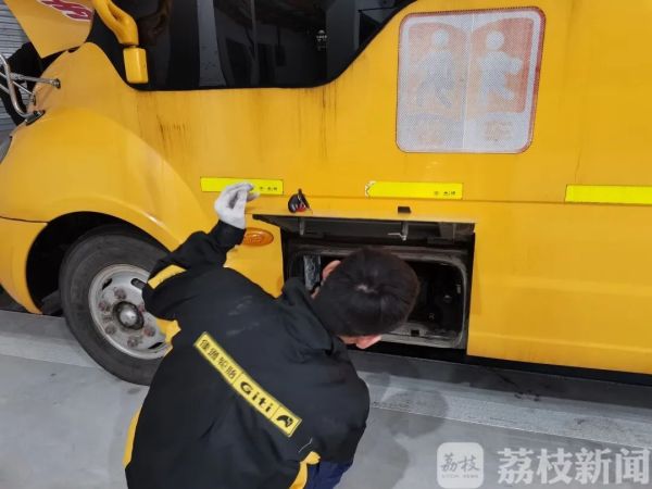 為開學保駕護航 南京公交提前落實校車防疫安檢