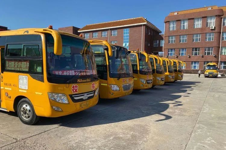 大慶交警深入大慶中學開展校車駕駛?cè)税踩嘤柤鞍踩髾z查