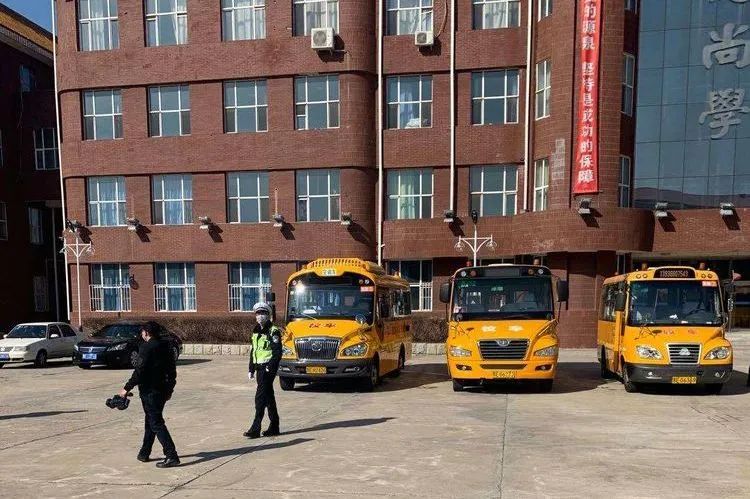 大慶交警深入大慶中學開展校車駕駛?cè)税踩嘤柤鞍踩髾z查