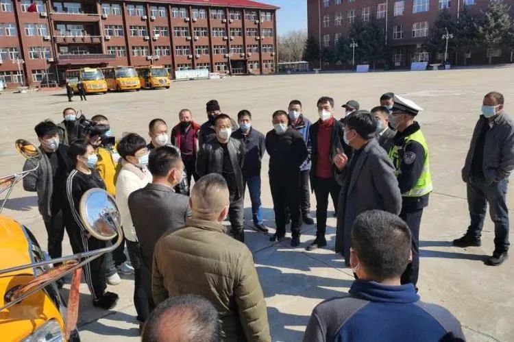 大慶交警深入大慶中學開展校車駕駛?cè)税踩嘤柤鞍踩髾z查