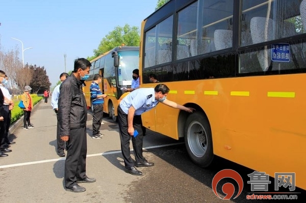 淄博淄川交警大隊(duì)臨檢57輛校車護(hù)航開學(xué)季