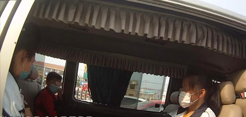 一人35元？響水境內(nèi)出現(xiàn)一輛“假”校車，被民警當(dāng)場(chǎng)攔下