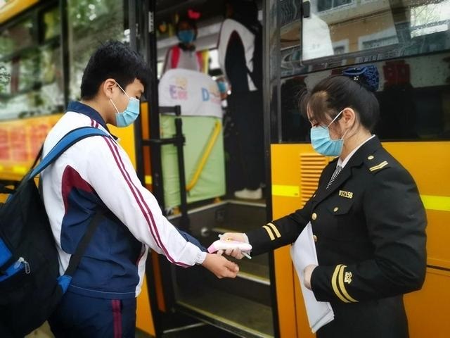 復課首日 交運西海岸溫馨校車啟動163輛校車為學子保駕護航