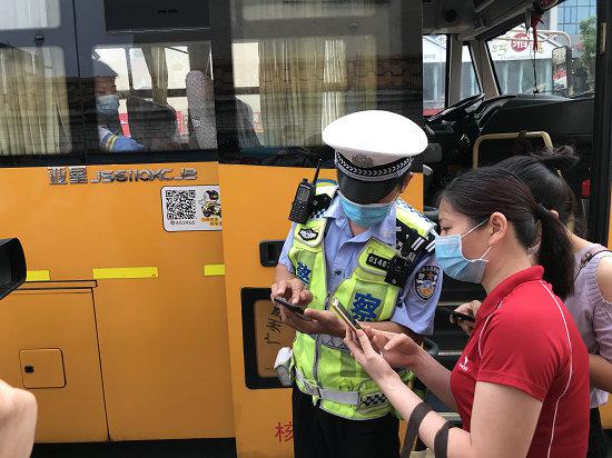 交警教家長通過手機掃描二維碼。信息時報記者 胡瀛斌 攝