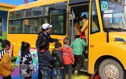 ▲ 待車停穩后，依次排隊、有序上車