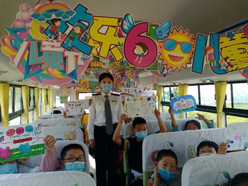 萊西交運校車大手拉小手 快樂迎六一