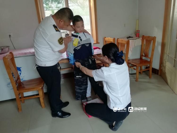 來自校車特殊禮物：志愿者探望困難學生