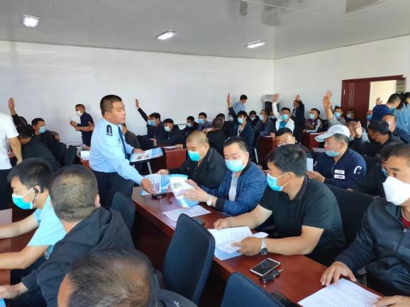 洮南公安交巡警對校車駕駛?cè)诉M行復(fù)學(xué)前安全培訓(xùn)