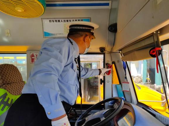 洮南公安交巡警對校車駕駛?cè)诉M行復(fù)學(xué)前安全培訓(xùn)