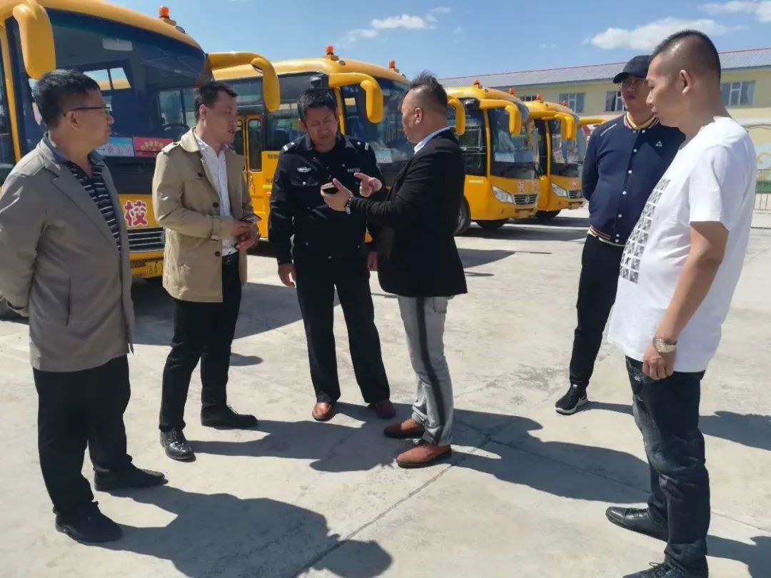 吉林：開學(xué)季 長白交警開展校車大“體檢”活動