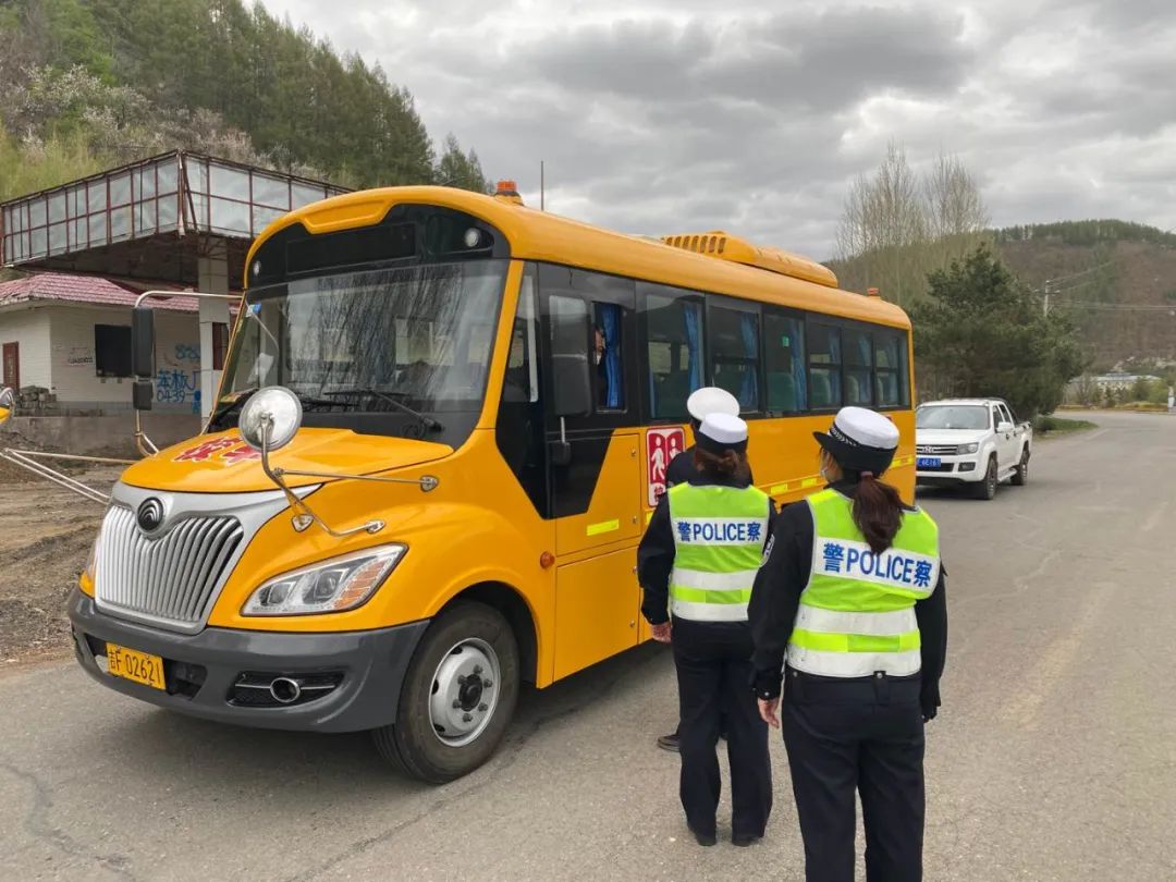 吉林：開學(xué)季 長白交警開展校車大“體檢”活動